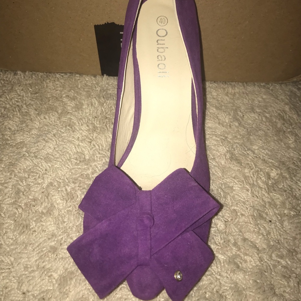 NWOT faux suede pumps with bow